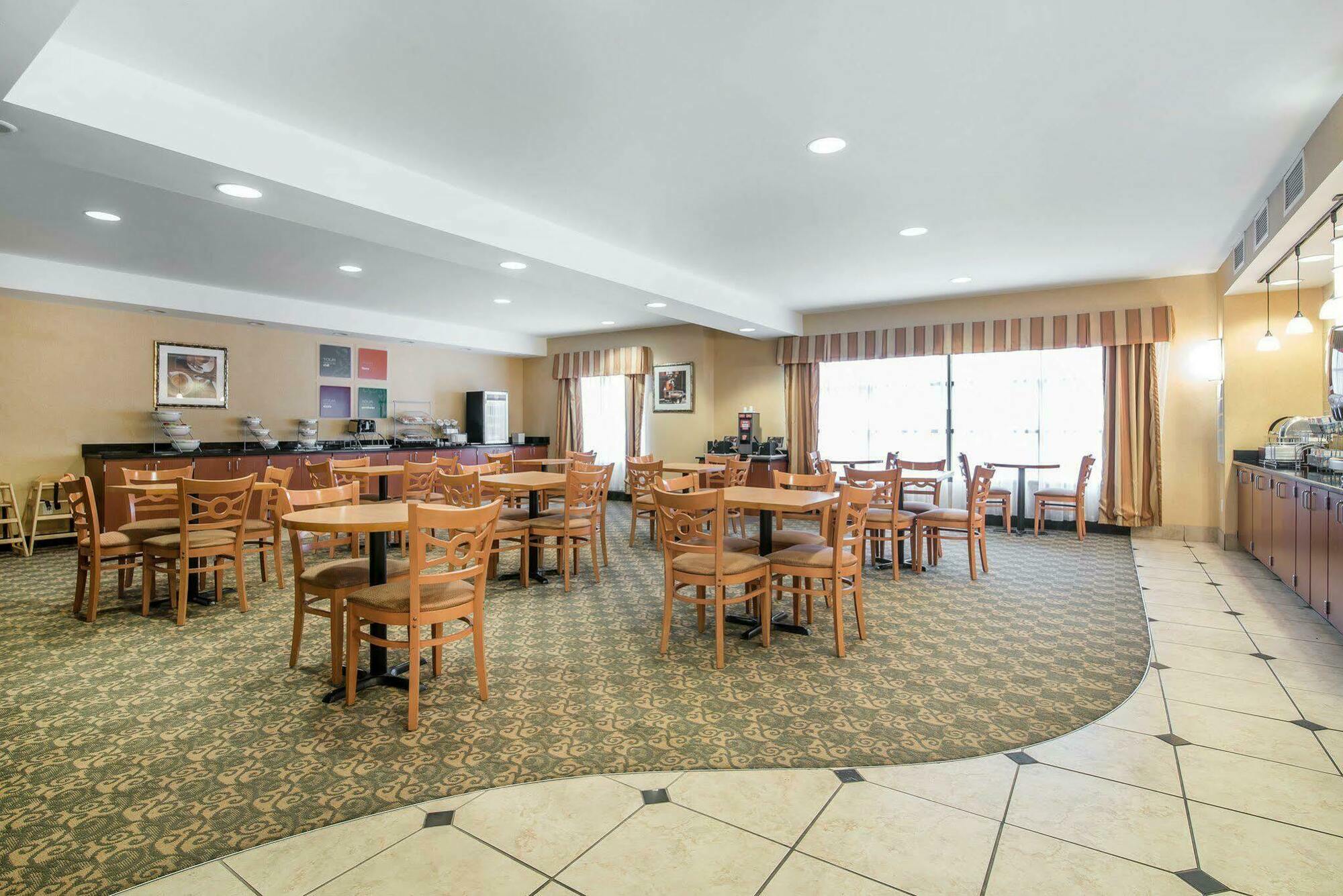 University Inn Vestal Экстерьер фото