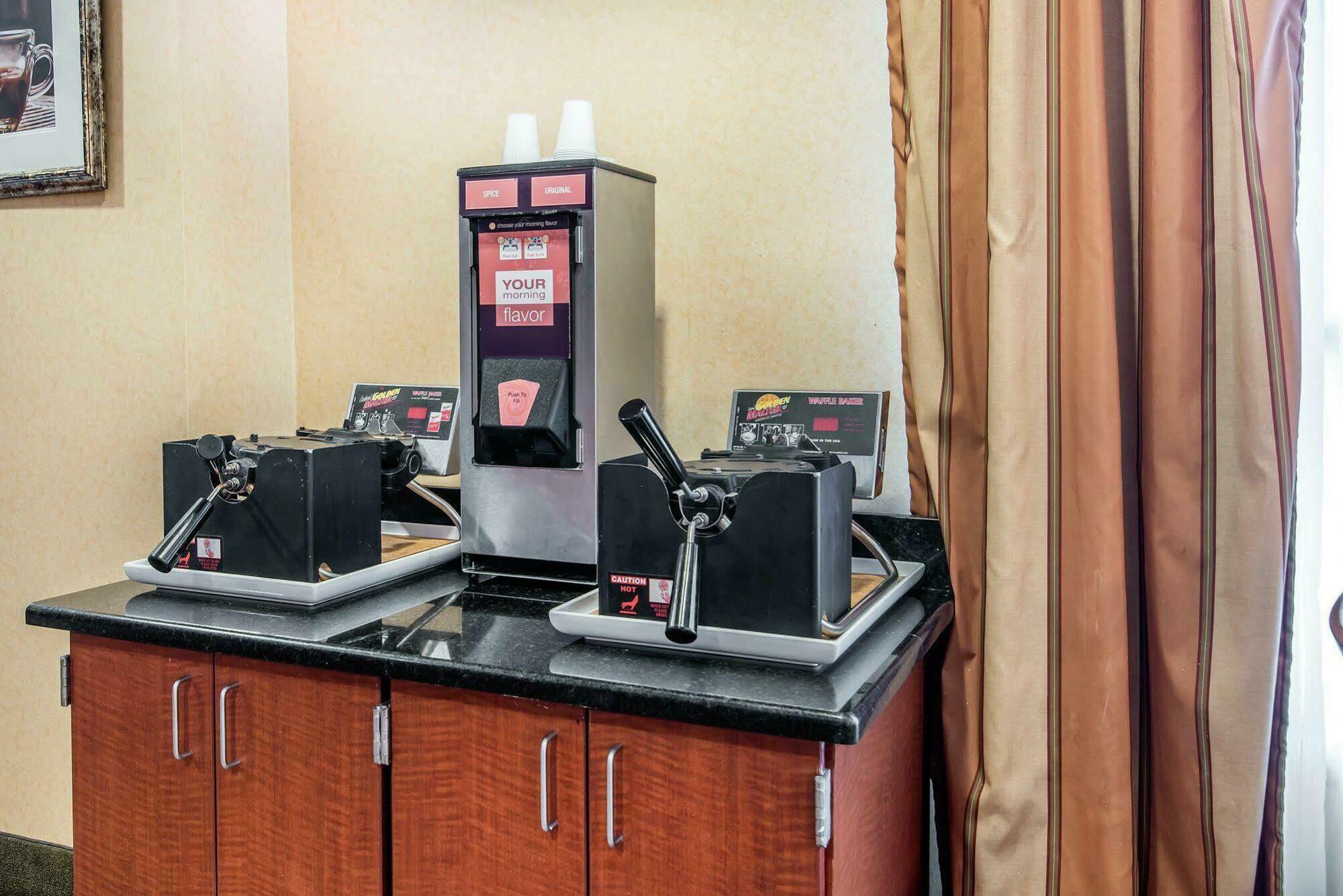 University Inn Vestal Экстерьер фото